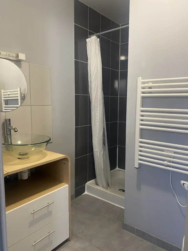 les volets bleus 1 - location appartement meublée cure thermal à néris les bains dans l'allier 4