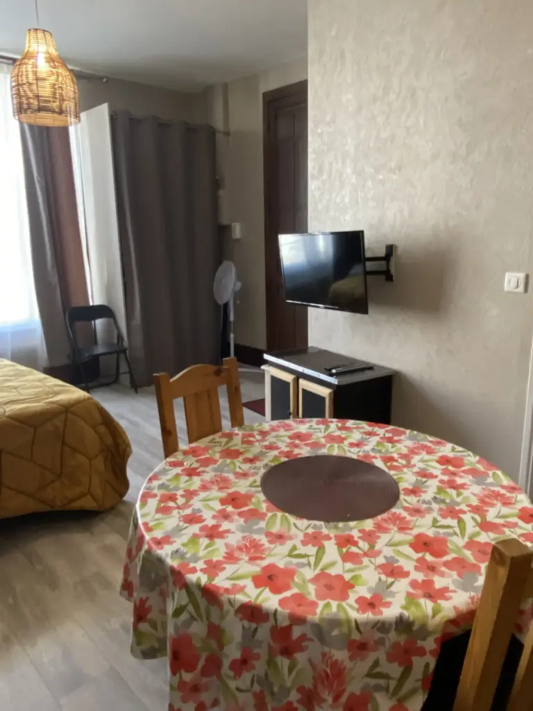 vila meryem 2 location à neris les bains5